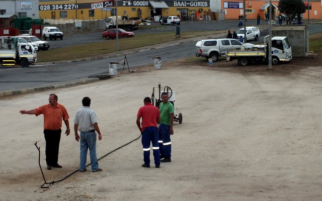Die informele handelsterrein in die omgewing van die vierrigting stop by die industriële gebied van Gansbaai wat ‘n gedaanteverwisseling ondergaan